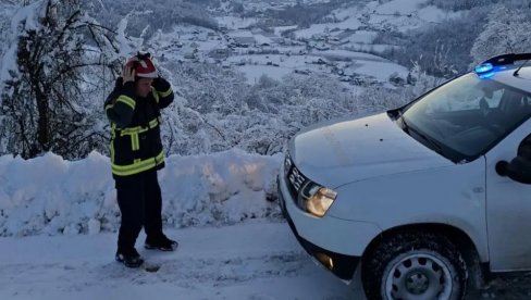 ПОЛИЦИЈА И ВАТРОГАСЦИ УЗ ГРАЂАНЕ ШИРОМ СРБИЈЕ: На терену и у најтежим условима (ФОТО)