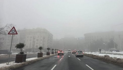 СНЕГ И ЛЕД УГРОЖАВАЈУ ВОЗАЧЕ И ПЕШАКЕ: Ево како да останете безбедни