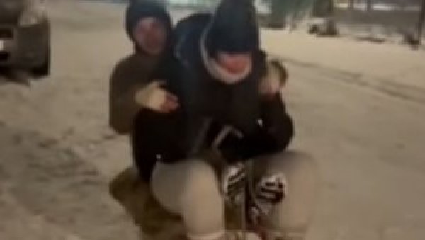 РЕЦИ МУ ДА УСПОРИ Младен Мијатовић објавио снимак несреће код Краљева: Девојке пале са санки, аутомобил прешао преко њих