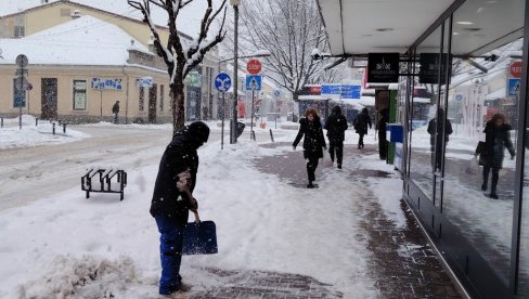„KOMUNALCI“ OPET ZATAJILI: Kraljevčani nezadovoljni čišćenjem snega i leda na javnim površinama