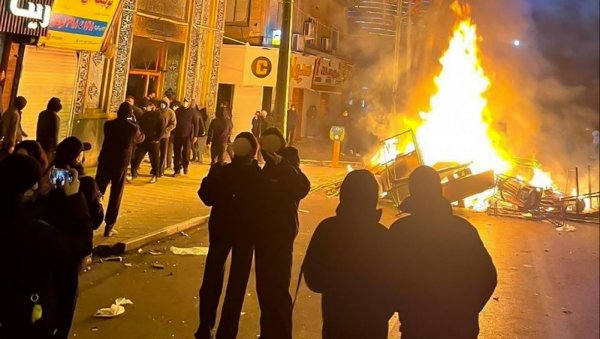 ПРЕКО ПЕТ СТОТИНА МРТВИХ НА ПРОТЕСТИМА У ИРАНУ: Ухапшено више од 10.600 особа, 48 припадника безбедњака убијено