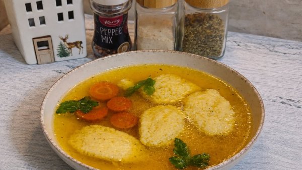 ДОМАЋА ЋУРЕЋА СУПА СА КНЕДЛАМА: Лек за душу и тело