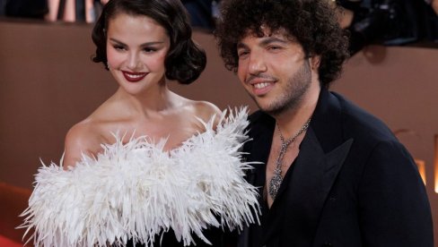 ZA NJENU HALJINU JE TREBALO VIŠE OD 300 SATI RADA: Selena Gomez zablistala na crvenom tepihu Zlatnog globusa (FOTO)