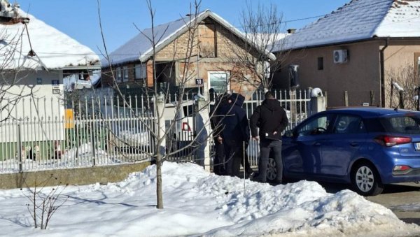 ПРИВЕДЕН СРЂАН К. ИЗ БЕЧМЕНА ЗБОГ СУМЊИВЕ СМРТИ ПРИЈАТЕЉА: Тело  Предрага Живковића пуно подлива и  модрица