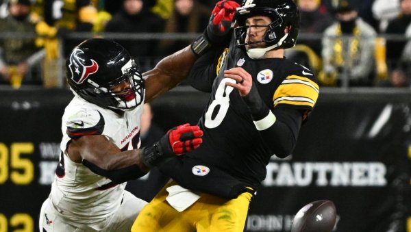 ТУЖАН КРАЈ ЈЕДНЕ ЕРЕ: Питсбург елиминисан, Арон Роџерс отишао у НФЛ историју како нико није желео (ВИДЕО)