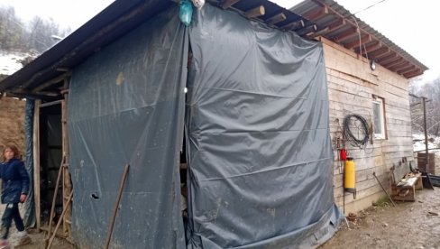 DEVETOČLANA PORODICA MILORADA I MARIJE BOJIĆ IZ JADRANSKE LEŠNICE ŽIVI U SAMO JEDNOJ PROSTORIJI OD DASAKA Kuća tesna, a srce - široko