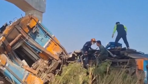 ПАО КРАН НА ВОЗ У ПОКРЕТУ: Најмање 22 особе погинуле, 79 повређено на Тајланд (ВИДЕО)