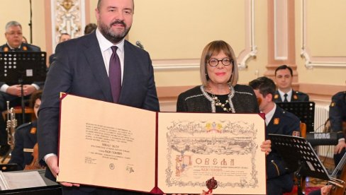 PREDSEDNICA POKRAJINSKE VLADE MAJA GOJKOVIĆ NAGRAĐENA POVELJOM ČASTI SREMSKIH KARLOVACA   Grad tradicije i budućnosti