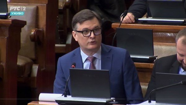 ЈОВАНОВ ПОРУЧИО ОПОЗИЦИЈИ: Поставите фотељу поред јелке да јуноше седају Пицули у крило као Деда Мразу