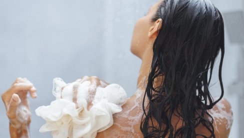 ТУШИРАЊЕ ТОПЛОМ ИЛИ ХЛАДНОМ ВОДОМ: Шта саветују дермтолози?