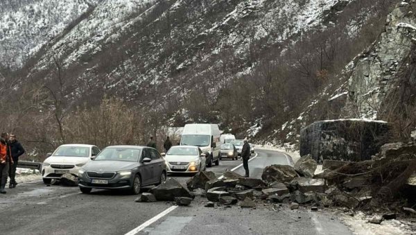 ОШТЕЋЕНА ТРИ АУТОМОБИЛА: Одрон камења на Ибарској магистрали код Маглича