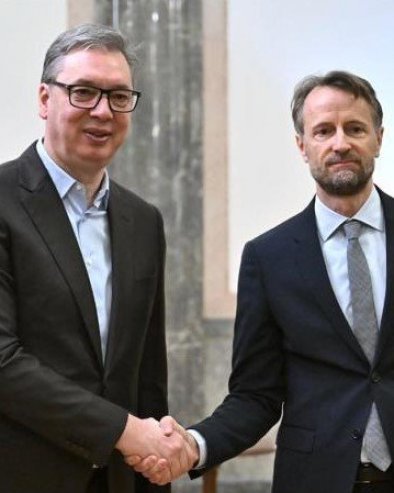 ВУЧИЋ РАЗГОВАРАО СА БЕКЕРАТОМ Приоритет Србије остаје рад на владавини права, економским реформама и јачању институција