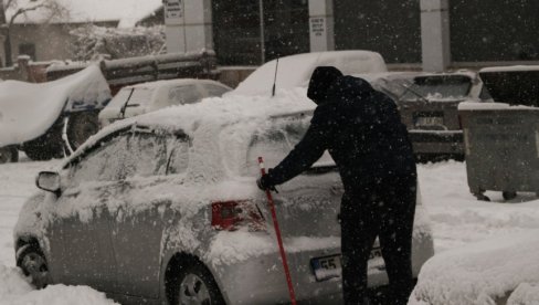 ШТЕТА МОЖЕ БИТИ ОЗБИЉНА: Ове ствари никако не остављајте у аутомобилу док су напољу дебели минус и снег