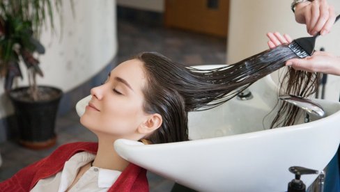 КОЛИКО ПУТА ГОДИШЊЕ ЈЕ НАЈБОЉЕ ФАРБАТИ КОСУ? Ово саветује дерматолог