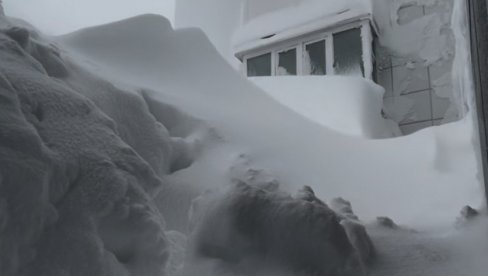 POTPUNA APOKALIPSA: Sneg u ovom delu Rusije napadao do četvrtog sprata zgrade - Sve zavejano (VIDEO)