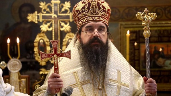 СЈАЈНО ПОВЕЗУЈУЋИ МОЈКОВАЦ И ЧОКЕШИНУ: Владика шабачки одржао беседу на свечаности годишњице Мојковачке битке