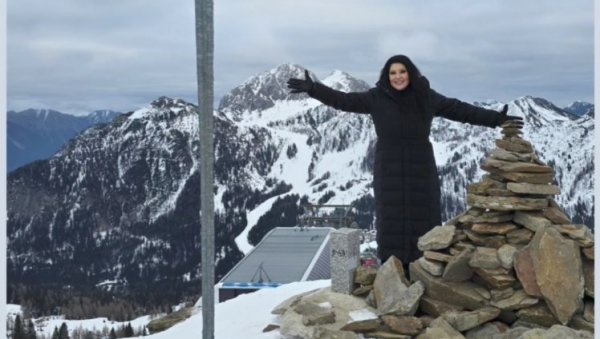 ЧЕСТИТКЕ ПРИСТИЖУ СА СВИХ СТРАНА: Драгана Мирковић прославља рођендан на зимовању (ФОТО)