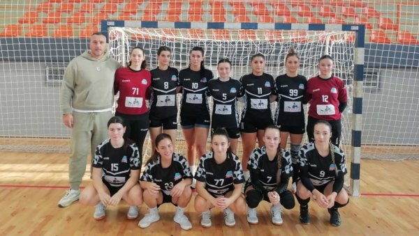 ПОНОС ТРИ СЕЛА : Рукометашице и клупско руководство Јадрана не дају да се рукомет у општини Мали Иђош  угаси