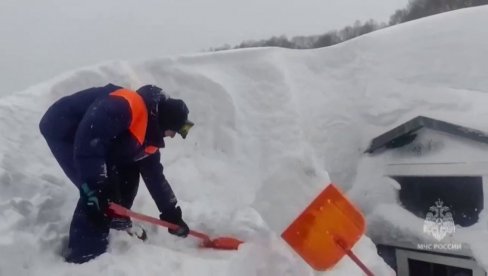 NA KAMČATKI NAJTEŽA ZIMA U 146 GODINA: Sneg potpuno okovao poluostrvo, u gradovima napadao do 4. sprata zgrada (FOTO/VIDEO)