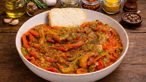 PAPRIKA SA PRAZILUKOM I BELIM LUKOM: Mirisno jelo uz domaći hleb