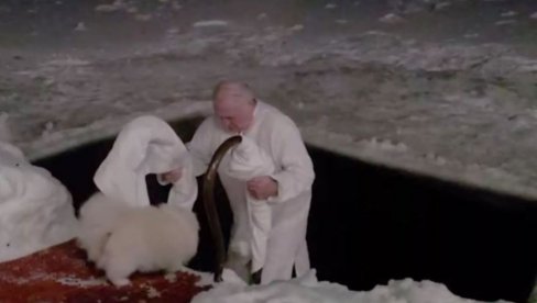 TRADICIJA NA BOGOJAVLJENJE: Lukašenko se okupao u ledenoj vodi (VIDEO)