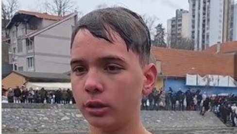 ВЕРУЈТЕ У СЕБЕ РАДИТЕ НА ТОМЕ И ДЕСИЋЕ СЕ Страхиња (14) први допливао за Часни крст у леденој Ђетињи (ВИДЕО)