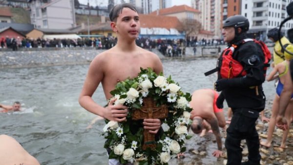 СНАГА ВЕРЕ ЧИНИ ЧУДА: Дечак из Ужица први до Часног крста