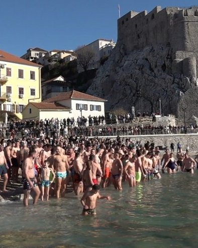 БОГОЈАВЉЕНСКИ ДАН У ХЕРЦЕГ НОВОМ: Крсто и Никола до крста допливали заједно