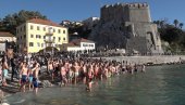 БОГОЈАВЉЕНСКИ ДАН У ХЕРЦЕГ НОВОМ: Крсто и Никола до крста допливали заједно