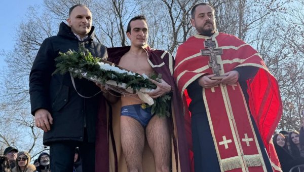 ОГЊЕН УЗЕЛАЦ ПРВИ ДО ЧАСНОГ КРСТА: Зрењанинац огрнут свечаним витешким плаштом (ФОТО/ВИДЕО)