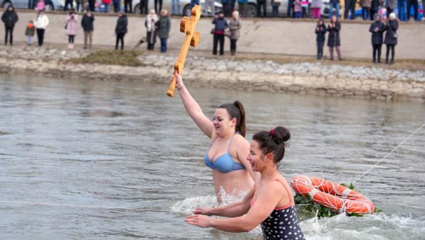 ПЛИВАЊЕ ЗА ЧАСНИ КРСТ У ЗАЈЕЧАРУ: Миљани Џудовић витешки плашт