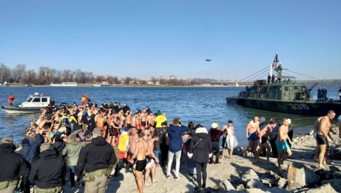 ВЕРА МНОГО ЈАЧА ОД ХЛАДНЕ ВОДЕ: На Дунаву у Сремској Каменици такмичило се стотину пливача