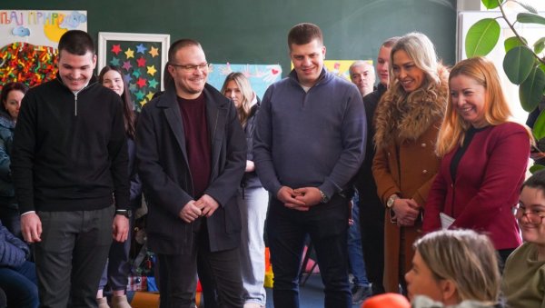 ПРАЗНИЧНА ЧАРОЛИЈА ЗА „ДЕЦУ У СРЦУ“: Пакетићи Фондације Mozzart стигли у Аранђеловац