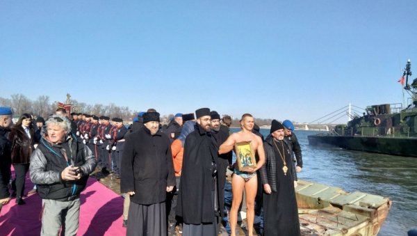 У СРЕМСКОЈ КАМЕНИЦИ СТОТИНУ УЧЕСНИКА ПЛИВАЊА ЗА ЧАСНИ КРСТ:  У хладној дунавској води пливале и четири даме