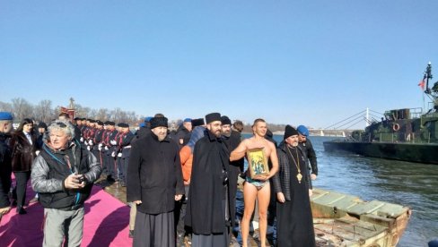 U SREMSKOJ KAMENICI STOTINU UČESNIKA PLIVANJA ZA ČASNI KRST:  U hladnoj dunavskoj vodi plivale i četiri dame