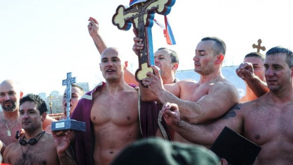 ЖАНДАРМ НИКОЛА ТРАЈКОВИЋ ПРВИ ДОТАКАО ЧАСНИ КРСТ: Одржано пливање на Ади Циганлији (ФОТО)