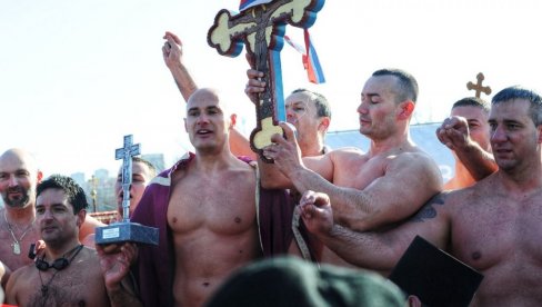 ЖАНДАРМ НИКОЛА ТРАЈКОВИЋ ПРВИ ДОТАКАО ЧАСНИ КРСТ: Одржано пливање за Часни крст на Ади Циганлији (ФОТО)