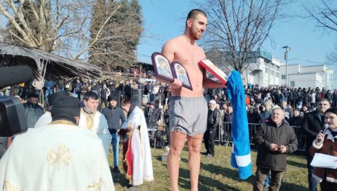 MILAN STIGAO PRVI DO ČASNOG KRSTA: U Vlasotincu u bogojavljenskom plivanju učestvovalo 108 plivača