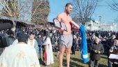 МИЛАН СТИГАО ПРВИ ДО ЧАСНОГ КРСТА: У Власотинцу у богојављенском пливању учествовало 108 пливача