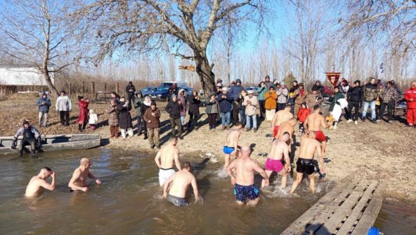 ПРВИ ПУТ НА ТАМИШУ У ОРЛОВАТУ: Пливање за Часни крст