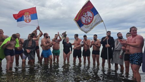 ЗА КРСТ СЕ ПЛИВАЛО И У МАРСЕЉУ: Први допливао Игор Ковачевић