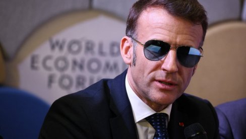 SVET JE U ČUDU: Zašto Emanuel Makron nosi naočare za sunce u zatvorenom na Davosu?