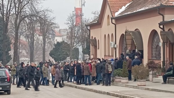 ДУЛЕ САВИЋ И ГЛУМЦИ: Ево ко је све дошао на сахрану Мике Алексића (ФОТО)