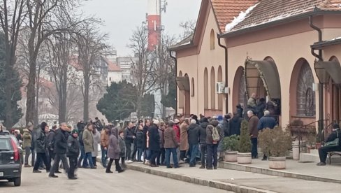 ДУЛЕ САВИЋ И ГЛУМЦИ: Ево ко је све дошао на сахрану Мике Алексића (ФОТО)