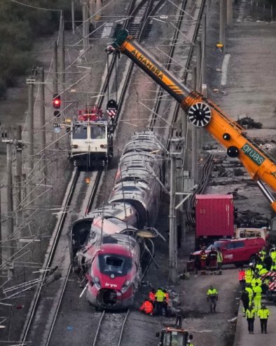 БРОЈ ПОГИНУЛИХ У У СУДАРУ ВОЗОВА КОД КОРДОБЕ ПОРАСТАО НА 45: Спасилачке екипе пронашле још два тела