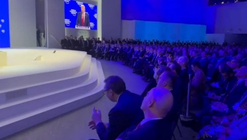 PRVI RED U DAVOSU: Vučić prati Trampovo obraćanje