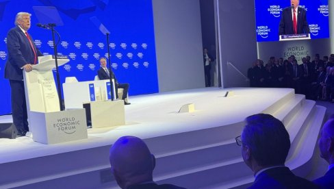 NJUJORK TAJMS OBJAVIO FOTOGRAFIJU VUČIĆA IZ DAVOSA: Predsednik pažljivo sluša govor Donalda Trampa (FOTO)