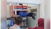 POGLEDAJTE: Kad se mačka zaglavi u bankomatu (VIDEO)