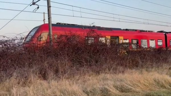 СТРАВИЧНА НЕСРЕЋА У ИТАЛИЈИ: Камионом покушао да пређе пружни прелаз док се рампа спуштала, па настао хаос (ВИДЕО)