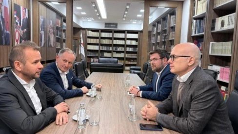 VUČEVIĆ PRIMIO DVOJICU MAĐARSKIH DELEGATA Lider SNS se sastao sa izaslanikom Orbana i ambasadorom Mađarske u Srbiji